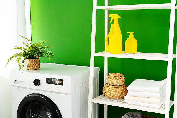 포토 JPG 해외이미지 화분 가사 집안 선반 실내 사람없음 수건 바구니 빨래 세제 드럼세탁기 해외202310 해외포토 가구 내부 위생용품 세탁기 파일형식