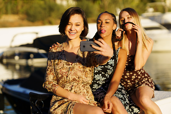 포토 JPG 해외이미지 라이프스타일 여자 흑인 장난 모바일 함께함 세명 스마트폰 핸드폰 항구 맑음 검은색 우정 기쁨 보트 찡그림 소프트포커스 연결 셀프카메라 수집 즐거움 긍정 다인종 공유 다민족 바보 순간 해외202310 해외포토 서양인 감정 컬러 컨셉 배_교통 교통시설 날씨 촬영기법 표정 사람 인종 생활 친구 전자제품 스마트기기 사진촬영 파일형식