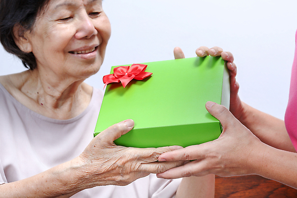 포토 JPG 해외이미지 라이프스타일 여자 딸 행복 할머니 백그라운드 2 가족 엄마 휴가 주택 기념 함께함 실내 대화 선물 사랑 미소 웃음 사람 앉기 동양인 성인 두명 상자 일본 중국 놀람 기쁨 흰색 잡기 생일 은퇴 주기 획득 고립 해외202310 해외포토 기념일 노년 감정 아시아 컬러 컨셉 관계 모션 표정 말하기 인종 내부 건물 생활 파일형식