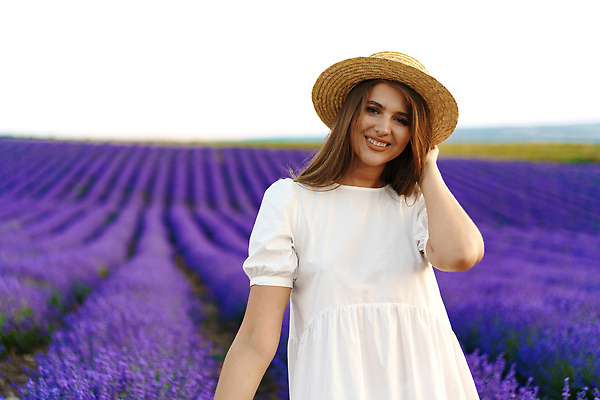 포토 JPG 해외이미지 응시 여자 꽃밭 한명 상반신 성인 야외 일몰 잡기 밀짚모자 라벤더 프로방스 성인여자한명만 해외202310 해외포토 모자_잡화 1 시선 꽃 모션 사람 노을 허브 여자한명만 성인여자만 파일형식