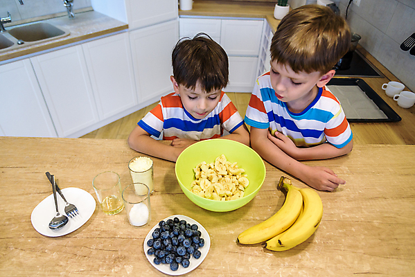 포토 JPG 해외이미지 그릇 접시 남자 어린이 디저트 바나나 소년 상반신 두명 앞모습 컵 주방 블루베리 제빵 요리중 소년만 해외202310 해외포토 식기 음식 뷰포인트 과일 모션 사람 제과제빵 남자만 어린이만 파일형식