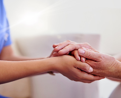 포토 JPG 해외이미지 손 따뜻함 근접촬영 신체부위 손잡기 간호사 도움 간병인 해외202310 해외포토 직업 뷰포인트 컨셉 모션 사람 의료진 파일형식