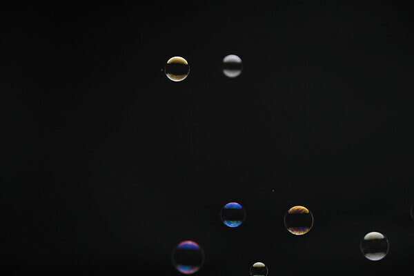 포토 JPG 해외이미지 과학 백그라운드 무지개 공 모션 상상 놀이 표면 추상 휴식 경사 사람없음 물 빛 컬러풀 뷰티 반사 환경 검은색 어둠 거품 흐름 원형 투명 액체 고리 닫기 매끈함 불기 심볼 묘사 오브젝트 질감 부드러움 비누 애니메이션 산소 여의주 효과 해외202310 해외포토 자연요소 도형 컬러 컨셉 무늬 위생용품 감각 원소 파일형식