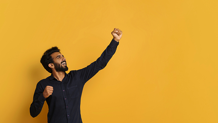 포토 JPG 해외이미지 라이프스타일 남자 행복 감정 백그라운드 응원 성공 수염 실내 관리 한명 서기 미소 사람 손짓 성인 노란색 세일 놀람 주먹 기쁨 축하 표현 우승 최고 행운 시원함 인도인 흥분 긍정 동쪽 반응 승자 카피스페이스 제의 밀레니얼 해외202310 해외포토 외국인 1 컬러 컨셉 모션 표정 동양인 내부 생활 경제 공백 방향 파일형식