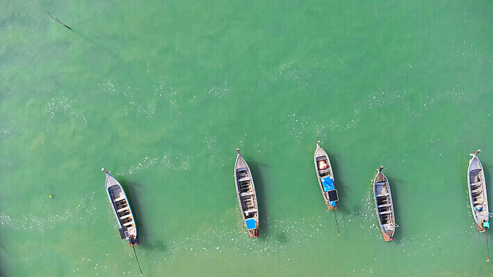 포토 JPG 해외이미지 전통 아시아 모래 바다 섬 여행 백그라운드 교통시설 태국 자연 하늘 낚시 휴가 휴식 안테나 사람 풍경 해변 사람없음 야외 물 여름 파란색 뷰티 여행객 항구 보트 내추럴 드론 푸켓 수평선 해외202310 해외포토 자연요소 계절 나라 컬러 교통 컨셉 배_교통 통신 레저 시설 생태계 파일형식