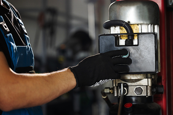 포토 JPG 해외이미지 모델 직업 손 남자 비즈니스 교통시설 자동차 노동자 바닥 직장 한명 장비 업무 도움 자신감 작업실 수리 종업원 집중 직원 서비스 고정 정비공 스위치 포니테일 보험 고용 자동 차고 해외202310 해외포토 1 헤어스타일 감정 육상교통 교통 컨셉 회사 사람 신체부위 구직 작업 기술자 시설 채용 파일형식