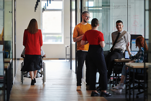 포토 JPG 해외이미지 전신 여자 남자 함께함 여러명 성인 뒷모습 사무실 직장인 밀기 장애인 책상 동료 휠체어 성인만 해외202310 해외포토 직업 뷰포인트 가구 다수 컨셉 비즈니스 관계 모션 사람 장애 파일형식