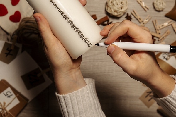 포토 JPG 해외이미지 손 초 공 집게 선물 들기 신체부위 장식 숫자 펜 하트 기록 준비 노끈 DIY 꾸미기 베이지색 시나몬스틱 핸드메이드 나무배경 팔각회향 해외포토 모양 문자 줄 컬러 백그라운드 모션 사람 취미 필기구 향신료 시나몬 파일형식