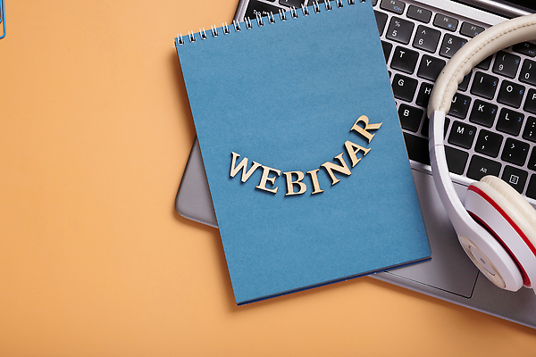 포토 JPG 해외이미지 컬러 컨셉 인터넷 비즈니스 텍스트 주택 직장 미소 사람없음 노트북 컴퓨터 헤드폰 정보 비즈니스우먼 작업실 무선전화기 사인 온라인 소셜 사용자 웨비나 해외202310 해외포토 여자 음향기기 회사 표정 건물 전자제품 직장인 전화기 세미나 파일형식 언택트