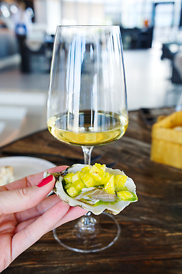 포토 JPG 해외이미지 백인 접시 음식 바다 백그라운드 다이어트 유리 조개 건강 요리 사람 사람없음 뷰티 식당 와인 얼음 식사 저녁식사 껍질 굴 흰색 신선 고급 맛 먹기 레몬 해산물 날것 내추럴 점심식사 식품점 맛있는 해외202310 해외포토 자연요소 서양인 식기 컬러 컨셉 과일 모션 재질 어패류 주류 상점 파일형식