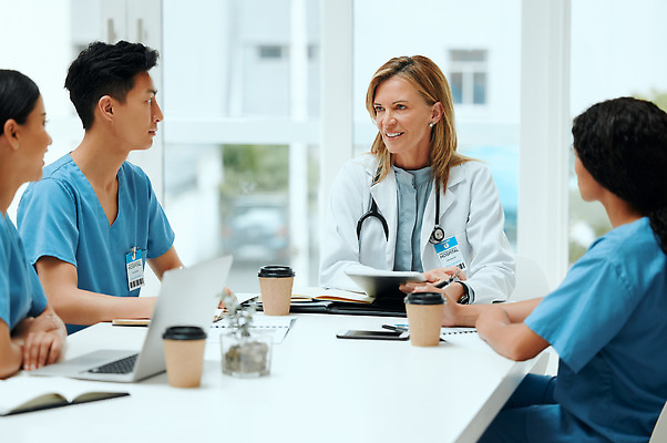 포토 JPG 해외이미지 여자 남자 비즈니스 창문 청진기 회의 함께함 여러명 상반신 성인 옆모습 노트북 스마트폰 마주보기 공책 간호사 의사 테이크아웃컵 성인만 해외202310 해외포토 뷰포인트 다수 컨셉 의료기기 모션 문구용품 사람 컵 전자제품 핸드폰 스마트기기 의료진 파일형식