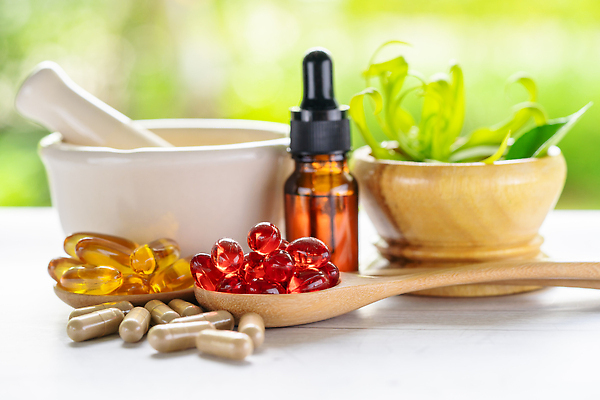 포토 JPG 해외이미지 건강 사람없음 알약 약 숟가락 스포이트 허브 유기농 나무바닥 절구 공병 절구방아 해외202310 해외포토 식물 웰빙 의학 바닥 수저 도구 피펫 병_담는 파일형식