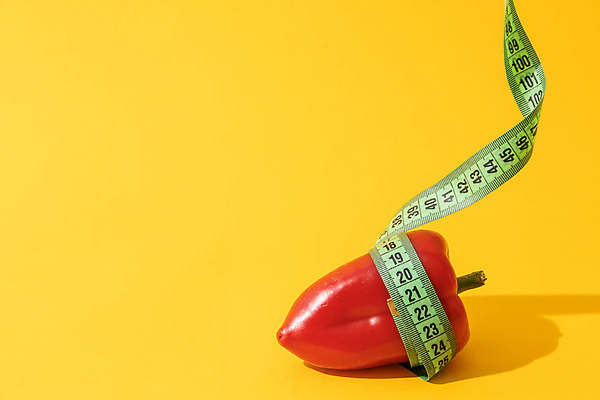 포토 JPG 해외이미지 피망 파프리카 줄자 사람없음 측정 오브젝트 칼로리 노란배경 해외202310 해외포토 백그라운드 채소 자 노란색 파일형식