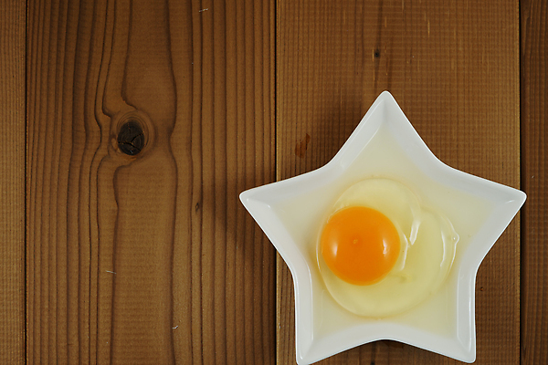포토 JPG 해외이미지 접시 음식 패턴 탁자 실내 요리 사람없음 목재 갈색 계란 식사 껍질 신선 아침식사 낟알 날것 노른자 내추럴 카피스페이스 해외202310 해외포토 나무 식기 컬러 가구 무늬 재료 내부 알 공백 파일형식