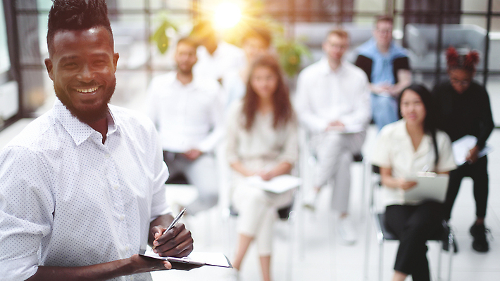포토 JPG 해외이미지 여자 남자 회사 비즈니스 사업가 통신 창문 청소년 협력 설계 문구용품 대화 미소 사람 인종 여러명 노트북 전자제품 사무실 판매 작업 직장인 비즈니스우먼 그룹 토론 종업원 책상 동료 폴더 나눔 세미나 지원 콜라보레이션 브레인스토밍 해외202310 해외포토 직업 가구 다수 컨셉 관계 표정 말하기 오브젝트 파일 파일형식