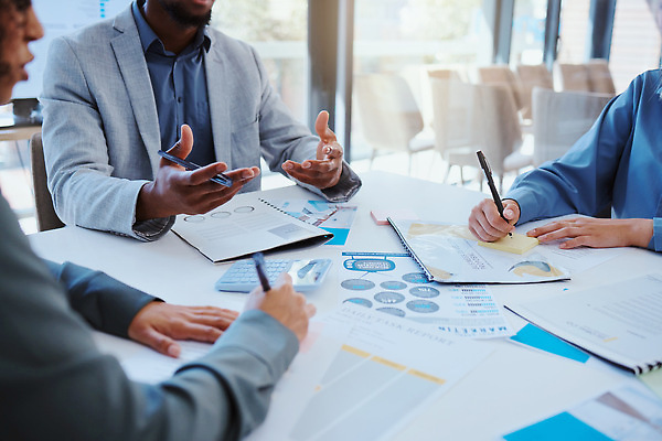 포토 JPG 해외이미지 여자 남자 의자 비즈니스 창문 회의 함께함 상반신 성인 옆모습 세명 펜 공책 계산기 기록 책상 문서 성인만 해외202310 해외포토 뷰포인트 가구 컨셉 문구용품 사람 필기구 장비 파일형식