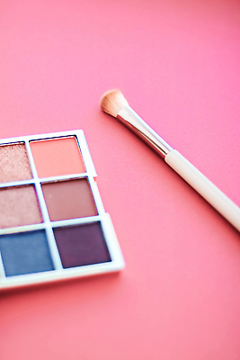 포토 JPG 해외이미지 사람없음 화장품 화려 팔레트 오브젝트 눈화장 아이섀도 메이크업브러쉬 섀도우팔레트 분홍색배경 해외포토 분홍색 백그라운드 컨셉 화장 뷰티 붓 파일형식