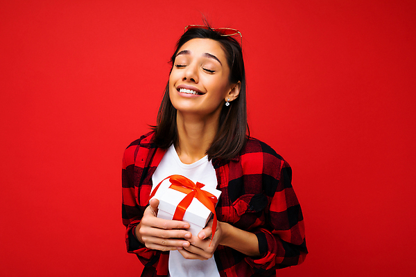 포토 JPG 해외이미지 여자 행복 휴가 선물 한명 이벤트 선물상자 상자 유행 놀람 기쁨 흥분 스타일 해외202310 해외포토 1 감정 표정 사람 파일형식