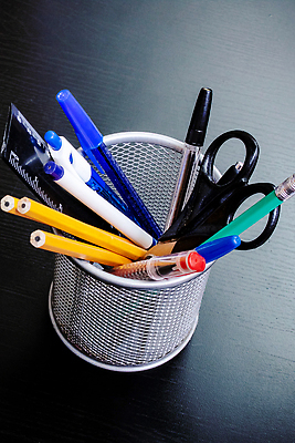 포토 JPG 해외이미지 교육 백그라운드 비즈니스 장신구 학교 탁자 문구용품 직장 서기 사람없음 목재 세로 스터디 세트 사무실 연필 펜 우주 금속 검은색 장비 공구 업무 그룹 책상 그림 크레파스 보유 해외202310 해외포토 나무 컬러 가구 회사 재료 모션 재질 학용품 학습 필기구 도구 작업 오브젝트 파일형식