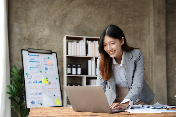 포토 JPG 해외이미지 라이프스타일 여자 행복 이어폰 가구 인터넷 건축양식 사업가 노동자 주택 실내 한명 서기 성인 내부 노트북 컴퓨터 소파 사무실 뷰티 유행 우주 공책 방 업무 플랫 무선전화기 결제 온라인 리빙 전자상거래 프리랜서 스타일 해외202310 해외포토 직업 1 건축 감정 음향기기 생활용품 의자 비즈니스 모션 문구용품 사람 건물 생활 전자제품 작업 전화기 파일형식