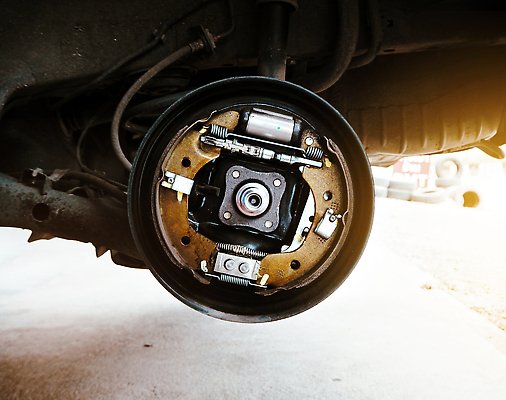 포토 JPG 해외이미지 산업 신발 부분 교통시설 자동차 실내 안전 사람없음 세트 금속 기계 장비 과학기술 업무 바퀴 작업실 수리 브레이크 묘사 서비스 드럼 시스템 고정 문제 짐차 정비공 청소부 점검 유지 교체 실린더 옛날 자동 차고 철강 해외202310 해외포토 직업 육상교통 교통 재질 타악기 기술 내부 작업 기술자 시설 파일형식