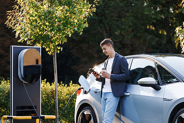 포토 JPG 해외이미지 남자 비즈니스 교통시설 자동차 한명 스마트폰 핸드폰 환경 힘 재활용 비즈니스맨 기다림 운전사 콘센트 플러그 역 에코 친환경 생태계 잡종 충전 베터리 생태학 소셜미디어 요금 전기자동차 충전기 공급 해외202310 해외포토 직업 1 교육 육상교통 교통 모션 사람 전자제품 스마트기기 기계 직장인 시설 파일형식
