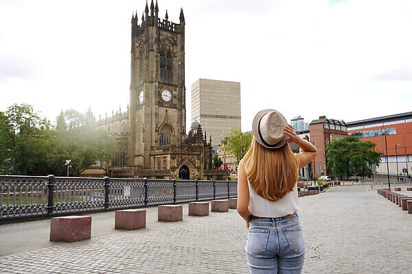포토 JPG 해외이미지 모자 행복 유럽 시계 여행 건축양식 휴가 불꽃 영국 잉글랜드 거리 한명 사람 여름 빛 도시풍경 금발 태양 뷰티 성당 교회 여행객 걷기 탑 잡기 도시 역사 방문 구시가지 랜드마크 화창 해외202310 해외포토 자연요소 1 헤어스타일 건축물 잡화 계절 건축 감정 나라 종교건축 모션 불 날씨 풍경 건물 파일형식