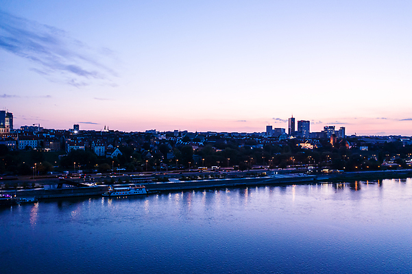 포토 JPG 해외이미지 유럽 여행 건축양식 하늘 지붕 휴가 조명 거리 주택 안테나 파노라마 풍경 사람없음 야외 건물 여름 도시풍경 여행객 탑 가을 도시 도심 야간 박물관 장면 타운 기념물 스카이라인 폴란드 구시가지 드론 랜드마크 수도권 옛날 조감도 해외202310 해외포토 자연요소 건축물 계절 건축 나라 통신 촬영기법 사람 지역 파일형식