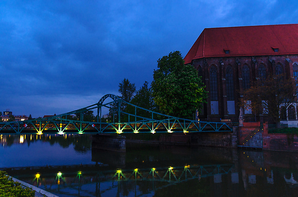 포토 JPG 해외이미지 나무 유럽 종교 문화 도로 모래 섬 여행 건축양식 거리 사람없음 건물 초록색 강 도시풍경 성당 교회 금속 새벽 조약돌 도시 센터 역사 성자 야간 저녁 아치 광택 타운 폴란드 고딕 랜드마크 로마인 브로츠와프 옛날 해외202310 해외포토 자연요소 식물 건축물 건축 나라 길 컬러 종교건축 교통시설 재질 인종 풍경 돌_바위 파일형식