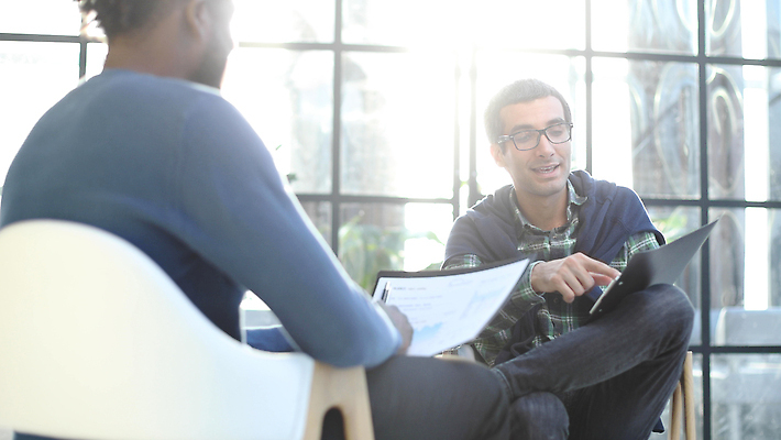 포토 JPG 해외이미지 백인 직업 2 비즈니스 사업가 실내 관리 대화 사람 앉기 성인 두명 사무실 판매 표현 잡기 재산 우아함 중앙 대표 토론 고객 책상 동료 컨설턴트 경영자 면접 서명 보험 고용 서류판 진짜 채용 해외202310 해외포토 서양인 가구 컨셉 관계 모션 말하기 내부 금융 사무용품 구직 전문직 상담 리더 파일형식