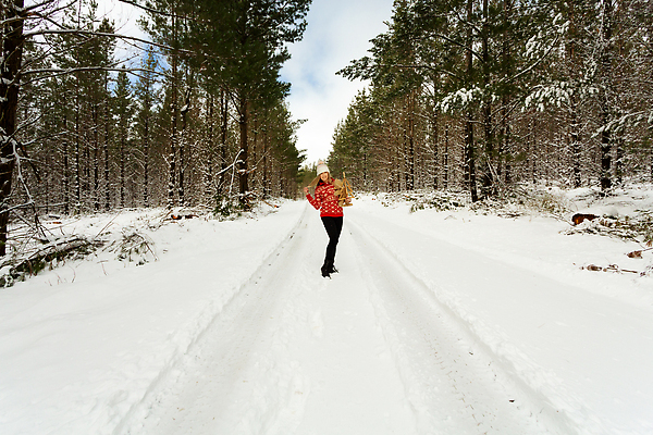 포토 JPG 해외이미지 나무 행복 종교 크리스마스 겨울 휴가 한명 미소 사람 풍경 야외 장난감 크리스마스트리 기쁨 추위 축하 소나무 눈송이 호주 숲 스웨터 비니 삼림지대 수목 해외202310 해외포토 식물 모자_잡화 1 계절 기념일 감정 컨셉 상의 눈_날씨 표정 오세아니아 파일형식