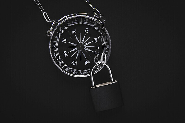 포토 JPG 해외이미지 여행 백그라운드 컨셉 비즈니스 교통시설 휴가 안전 사람없음 여행객 자유 금지 깃발 보호 나침반 심볼 잠금 보안 여권 법 그만 대패 전국 제어 이민 국경 해외202310 해외포토 교통 이동 사람 시설 파일형식