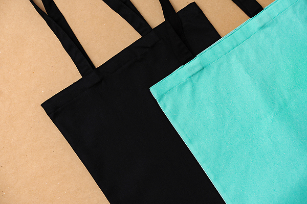 포토 JPG 해외이미지 사람없음 검은색 겹침 민트색 에코백 베이지색배경 카피스페이스 해외202310 해외포토 컬러 백그라운드 가방 공백 에코 베이지색 파일형식