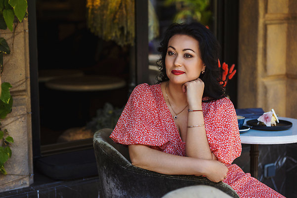 포토 JPG 해외이미지 백인 1 라이프스타일 여자 행복 유럽 40대 중년 50대 휴식 건강 한명 사람 앉기 성인 초록색 뷰티 정원 맑음 흰색 우아함 연습 카피스페이스 해외202310 해외포토 서양인 감정 나라 컬러 컨셉 모션 날씨 생활 공백 파일형식