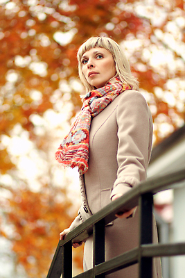 포토 JPG 해외이미지 나무 1 라이프스타일 손 계절 공원 여자 얼굴 컬러 포즈 백그라운드 단풍 잎 오렌지 자연 날씨 불꽃 한명 사람 성인 야외 빨간색 컬러풀 금발 뷰티 노란색 유행 코트 가을 흰색 도시 황금 9월 10월 내추럴 스타일 해외202310 해외포토 식물 헤어스타일 공공시설 과일 불 생활 신체부위 외투 날짜 생태계 파일형식