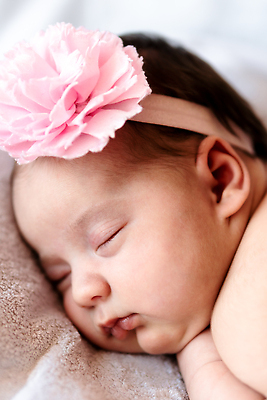 포토 JPG 해외이미지 여자 한명 눕기 귀여움 눈감음 이불 침대 아기 신생아 머리띠 낮잠 여자아기한명만 해외202310 해외포토 1 가구 컨셉 장신구 침구 모션 사람 잠 여자한명만 여자아기만 파일형식