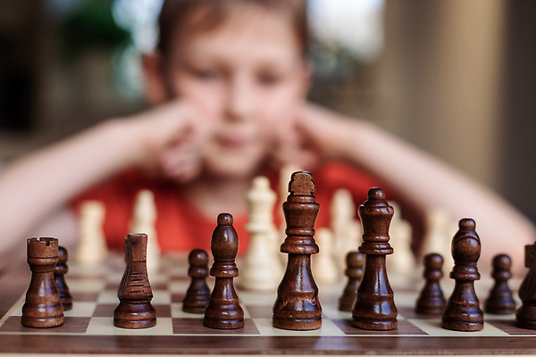 포토 JPG 해외이미지 백인 교육 얼굴 어린이 스포츠 생각 장난 놀이 주택 관리 한명 소년 취미 학습 숫자 경쟁 게임 흰색 가르침 체스말 체스 닫기 계획 왕 집중 체스판 여왕 사기꾼 승자 운동가 플레이어 해외202310 해외포토 서양인 문자 1 남자 컬러 컨셉 모션 사람 건물 신체부위 말_게임 파일형식