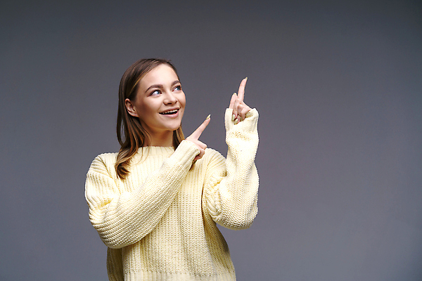 포토 JPG 해외이미지 모델 학생 라이프스타일 손 행복 감정 백그라운드 컨셉 장난 손가락 성공 아이디어 실내 한명 미소 손짓 뷰티 노란색 유행 기쁨 회색 가리킴 표현 방향 스웨터 사인 긍정 보여주기 시범 카피스페이스 해외202310 해외포토 1 컬러 상의 모션 표정 사람 내부 생활 신체부위 공백 파일형식