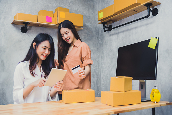 포토 JPG 해외이미지 직업 행복 컨셉 인터넷 회사 비즈니스 포장 사업가 태국 성공 주택 사람 동양인 성인 두명 쇼핑 컴퓨터 상자 사무실 상점 중국 업무 신용카드 중앙 상품 주식 작음 상인 스마트 시작 패키지 질서 소매 온라인 주인 물류 마케팅 목록 프리랜서 해외202310 해외포토 감정 아시아 인종 건물 금융 전자제품 예절 작업 크기 파일형식