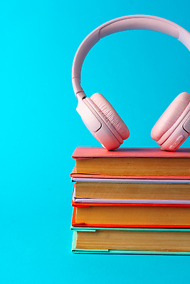 포토 JPG 해외이미지 하늘색 사람없음 책 학습 쌓기 헤드폰 오브젝트 오디오북 해외202310 해외포토 교육 음향기기 모션 파란색 파일형식