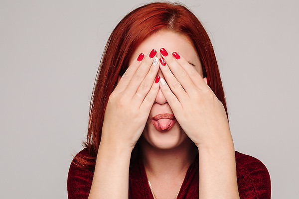 포토 JPG 해외이미지 백인 1 손 응시 여자 얼굴 스트레스 건강 피곤 한명 사람 성인 가로 빨간색 뷰티 머리 고통 회색 터치 표현 잡기 좌절 상처 고민 두통 문제 고립 돌봄 압력 우울증 트러블 편두통 스타일 해외202310 해외포토 서양인 시선 감정 컬러 컨셉 모션 신체부위 질병 파일형식