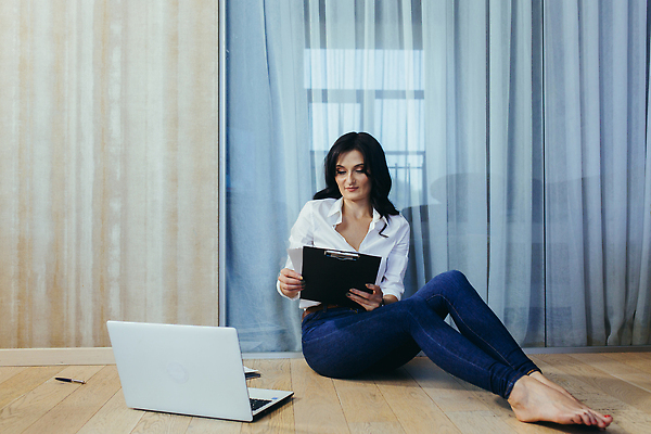 포토 JPG 해외이미지 직업 학생 라이프스타일 여자 교육 거실 인터넷 비즈니스 통신 청소년 무선통신 설계 바닥 실내 대화 한명 미소 사람 앉기 성인 가로 금융 노트북 스마트폰 핸드폰 학습 인테리어 컴퓨터 컬러풀 독서 작업 비즈니스우먼 연결 토론 문서 통화 청사진 여자한명만 중소기업 해외202310 해외포토 1 디자인 컬러 컨셉 회사 모션 표정 말하기 내부 생활 경제 전자제품 스마트기기 직장인 여자만 파일형식