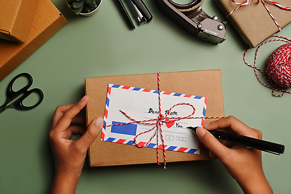 포토 JPG 해외이미지 손 포장 선물 들기 신체부위 하이앵글 펜 기록 편지 실타래 택배상자 포장끈 해외202310 해외포토 뷰포인트 모션 사람 상자 필기구 택배 포장재료 파일형식