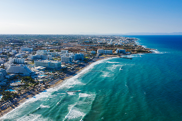 포토 JPG 해외이미지 유럽 바다 여행 건축양식 조류 하늘 호텔 휴가 휴식 안테나 파노라마 풍경 사람없음 건물 물 여름 파란색 도시풍경 햇빛 환경 산책로 만 지중해 장면 석호 항공촬영 랜드마크 터키석 파라다이스 수평선 해외202310 해외포토 사이프러스공화국 자연요소 동물 건축물 계절 건축 나라 길 뷰포인트 컬러 컨셉 통신 숙소 촬영기법 태양 도시 보석 파일형식
