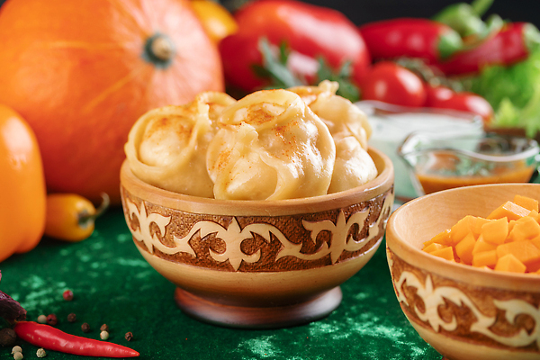 포토 JPG 해외이미지 전통 접시 음식 채소 파슬리 건강 육류 요리 동양인 사람없음 목재 초록색 식사 저녁식사 소고기 흰색 신선 사발 후추 양고기 점심식사 경단 전국 맛있는 해외202310 해외포토 나무 식기 컬러 식재료 재료 인종 사기그릇 향신료 파일형식