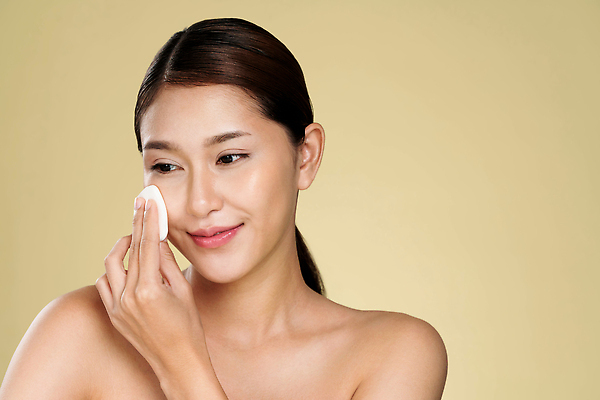 포토 JPG 해외이미지 여자 한명 들기 동양인 상반신 성인 앞모습 화장 뷰티 퍼프 파우더팩트 성인여자한명만 해외202310 해외포토 1 뷰포인트 모션 사람 인종 화장품 여자한명만 성인여자만 파일형식