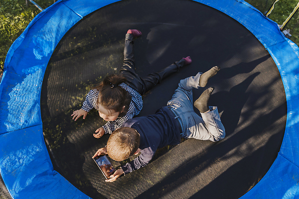 포토 JPG 해외이미지 손 딸 행복 어린이 인터넷 통신 놀이 엄마 모바일 건강 말하기 미소 경비 사람 두명 스마트폰 핸드폰 스크린 강사 시골 그룹 어플리케이션 작음 스마트 손목시계 보안 공포 부름 팔 소통 돌봄 채팅 흥미 해외202310 해외포토 직업 감정 시계 컨셉 장신구 가족 모션 표정 안전 신체부위 전자제품 스마트기기 보호 크기 파일형식