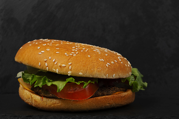 포토 JPG 해외이미지 디자인 종이 음식 백그라운드 컨셉 토마토 탁자 양파 치즈 샌드위치 육류 요리 한명 목재 식당 식사 저녁식사 샐러드 소고기 튀김 햄버거 신선 클래식 맛 그릴 상추 큼 바비큐 속도 메뉴 테이크아웃 패티 프랑스어 점심식사 번 치즈버거 해로움 핸드메이드 맛있는 해외202310 해외포토 나무 문자 1 빵 가구 채소 식재료 재료 주방용품 유제품 패스트푸드 사람 상점 크기 파일형식