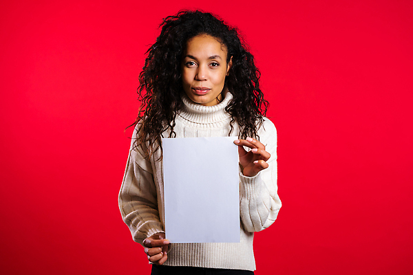 포토 JPG 해외이미지 여자 종이 백그라운드 한명 들기 상반신 성인 앞모습 빨간색 성인여자한명만 카피스페이스 해외202310 해외포토 1 뷰포인트 컬러 모션 사람 공백 여자한명만 성인여자만 파일형식