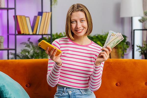 포토 JPG 해외이미지 백인 라이프스타일 여자 얼굴 지폐 돈 거실 인터넷 성공 아파트 주택 갈색머리 관리 한명 10대 금융 스마트폰 핸드폰 소파 귀여움 달러 우승 온라인쇼핑 대출 고립 복권 수입 승자 예산 잭팟 챔피언 해외202310 해외포토 서양인 1 헤어스타일 컨셉 의자 청소년 사람 건물 생활 신체부위 경제 전자제품 스마트기기 쇼핑 최고 재산 온라인 파일형식